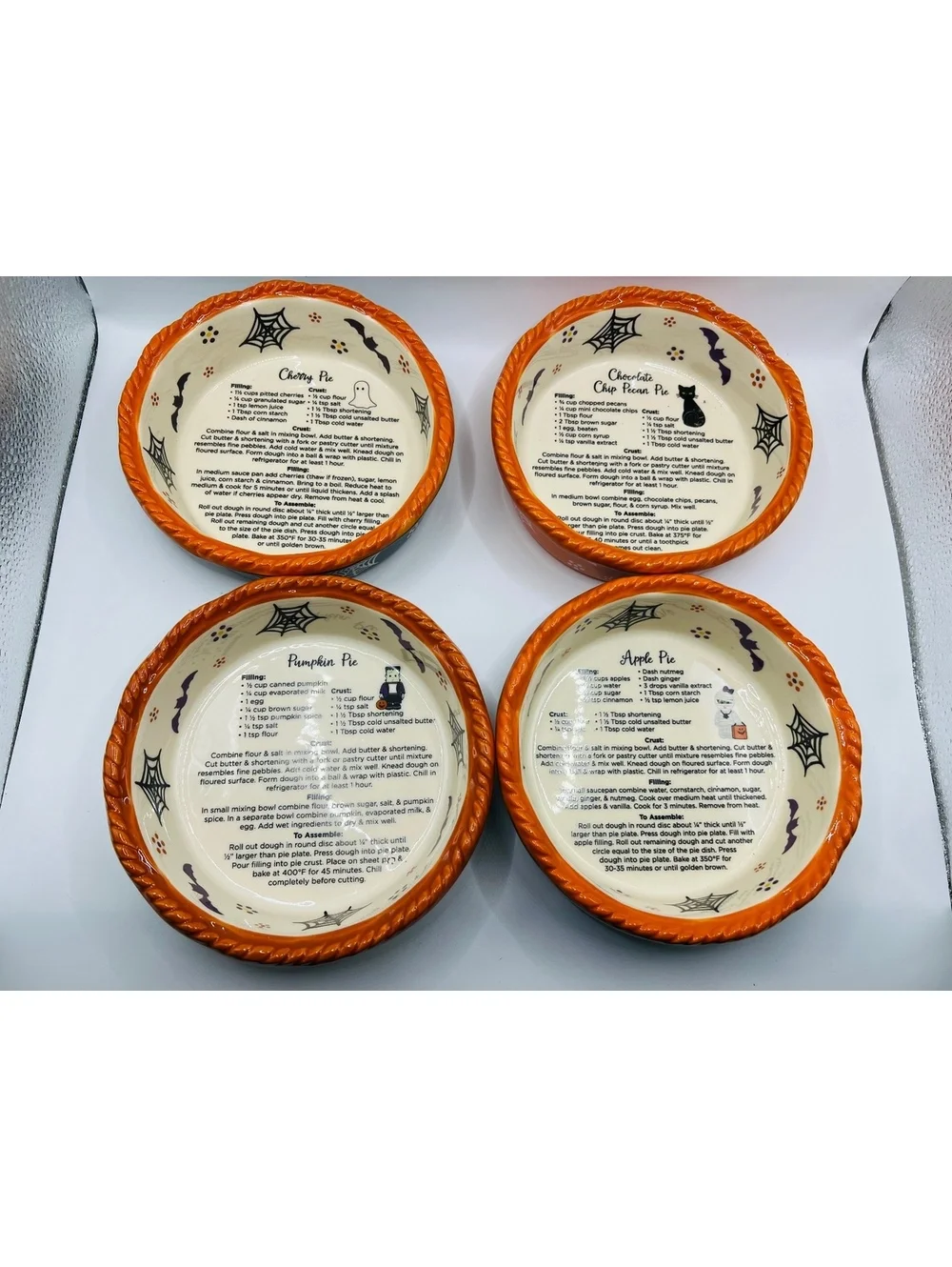 New set 4 Temp-tations by Tara Halloween Baking pie dishes recipes on plates